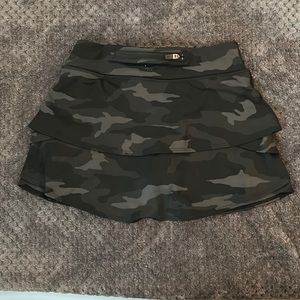 Athleta Girl black camo skirt, size small/7